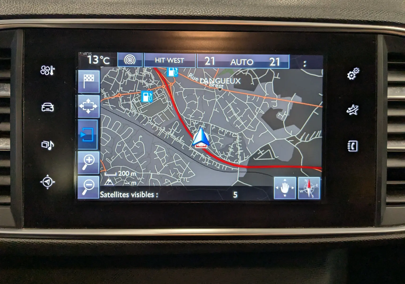 Écran tactile du GPS intégré d'une Peugeot 308 1.2 PureTech 110 Style, affichant une carte routière détaillée.