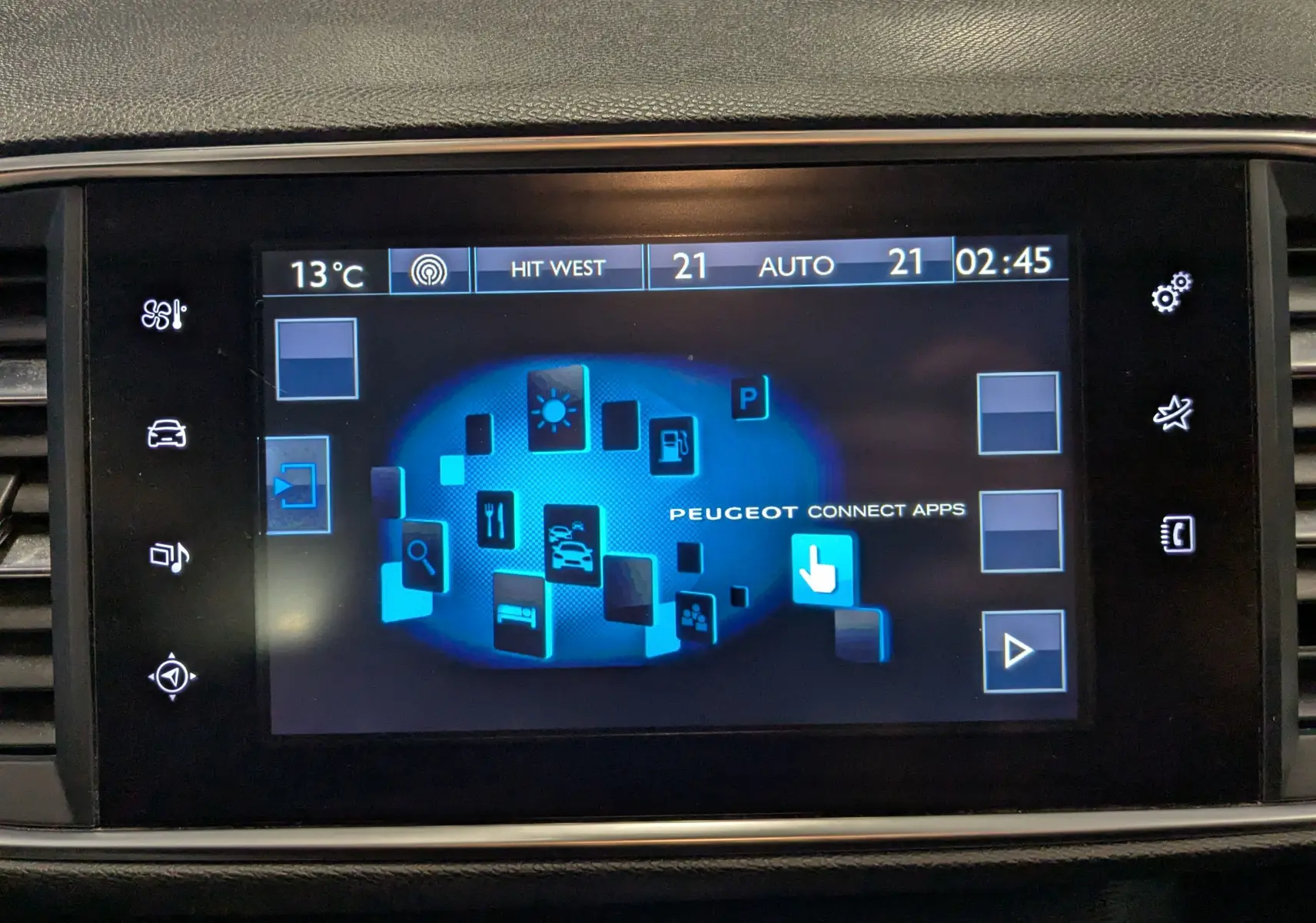 Écran tactile central de la Peugeot 308 noir, affichant l'interface Peugeot Connect Apps avec icônes bleues.