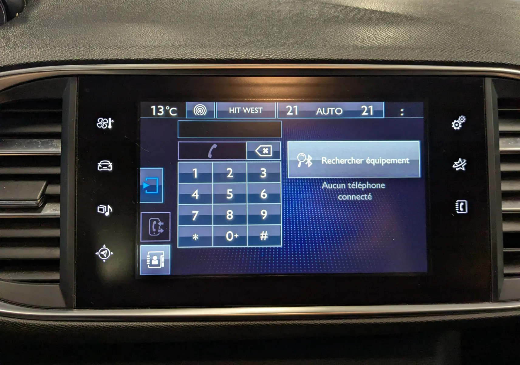 Écran tactile central de la Peugeot 308 noir 2017 affichant le menu téléphone avec options de connexion Bluetooth.