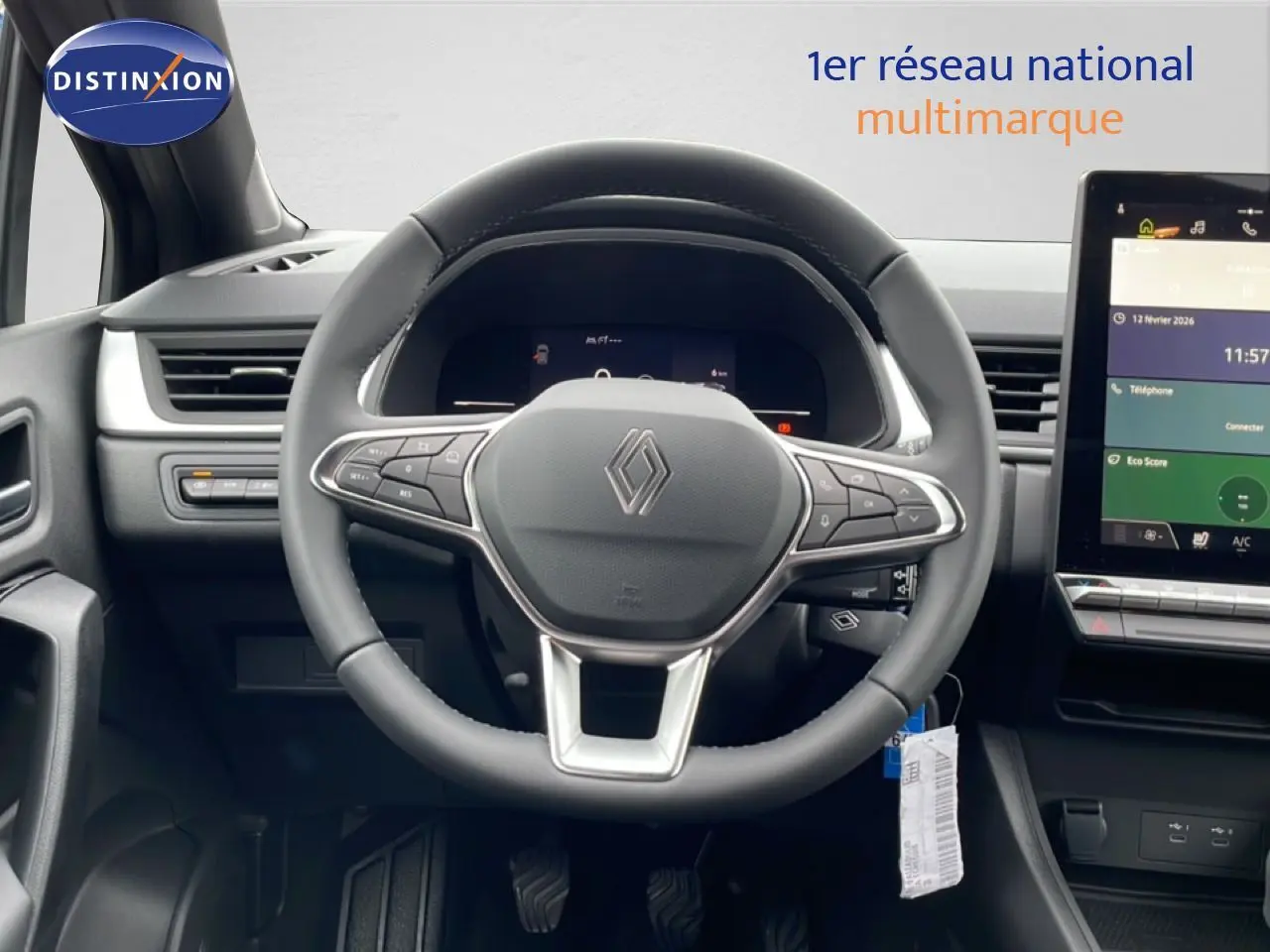 Vue frontale du volant noir cuir du Renault Captur 2025 avec tableau de bord numérique et écran tactile central.