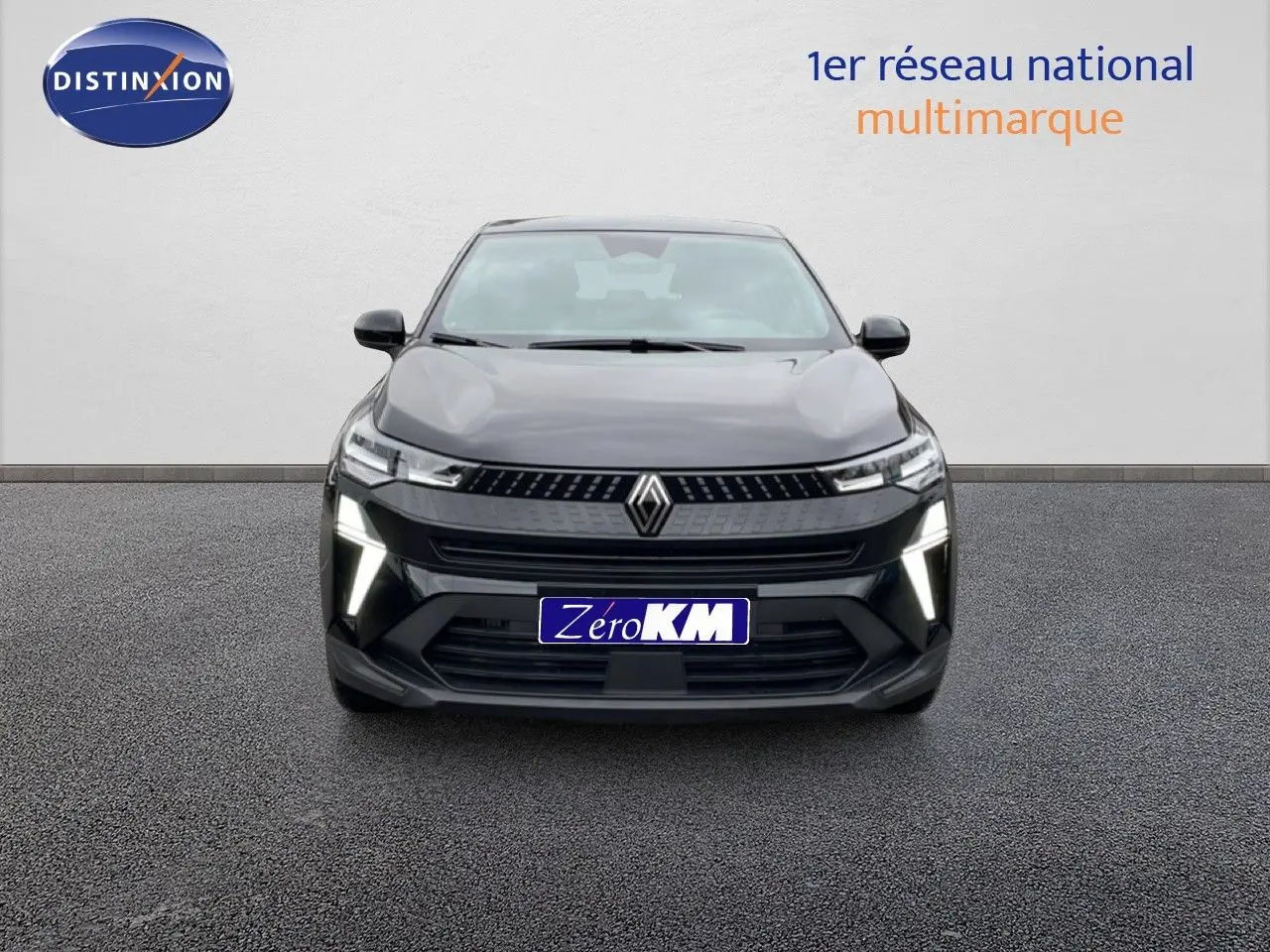 Vue frontale d'un Renault Captur noir étoile métal 2025 avec feux LED allumés sur fond neutre.