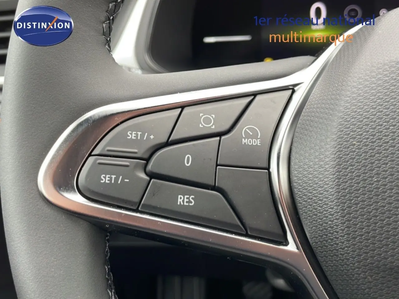 Gros plan sur les commandes de régulateur de vitesse au volant d’un Renault Captur noir étoile métal 2025.