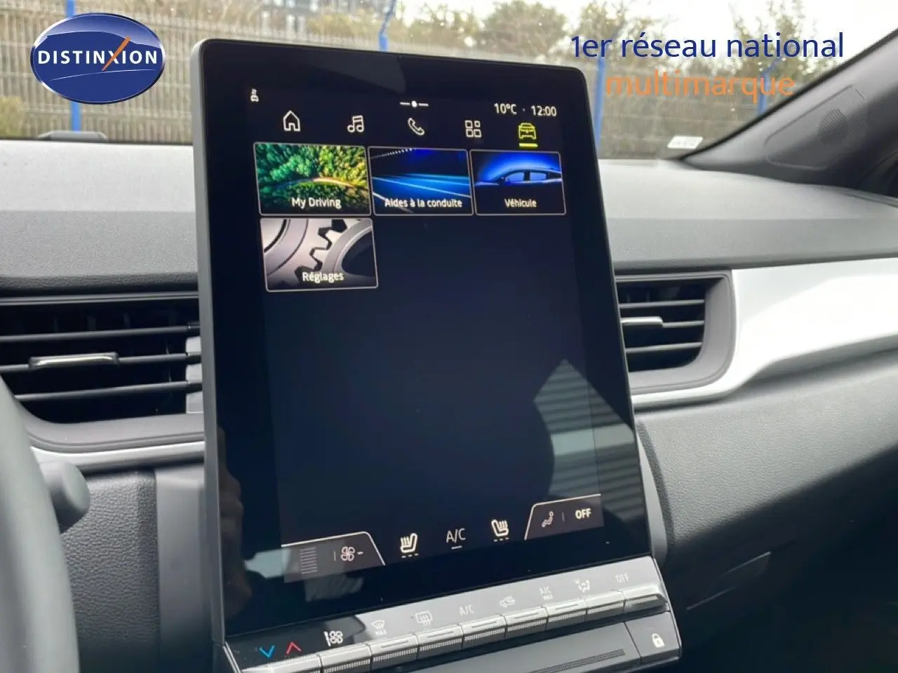 Vue intérieure centrée sur l'écran tactile vertical du tableau de bord du Renault Captur noir étoile métal.