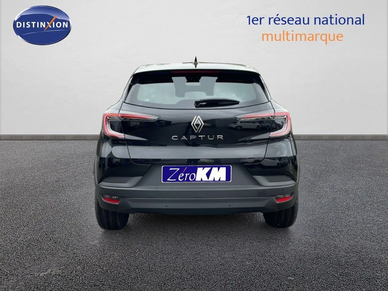 Vue arrière d'un Renault Captur noir étoile métal 2025 avec feux LED et logo central bien visibles.
