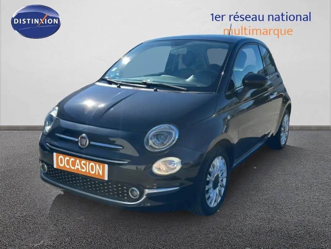 Vue 3/4 avant droite d'une Fiat 500 noire Série 4 avec jantes alliage et phares ronds caractéristiques.