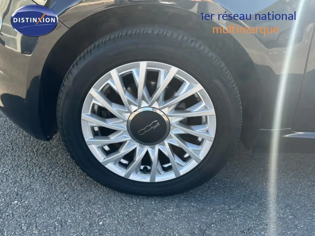 Gros plan sur la jante alliage 15 pouces argentée de la FIAT 500 noire, côté avant droit, avec logo central 500.