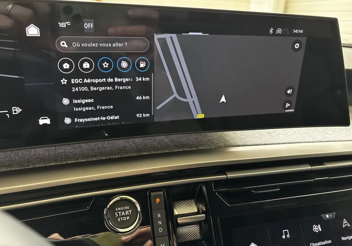 Gros plan sur l’écran tactile central et la commande de démarrage du tableau de bord du Peugeot 5008 gris clair.