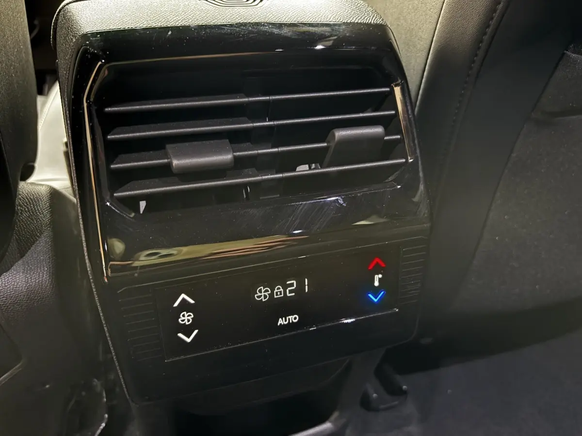 Vue rapprochée du panneau de climatisation arrière noir du Peugeot 5008 gris clair, avec affichage digital et commandes tactiles.