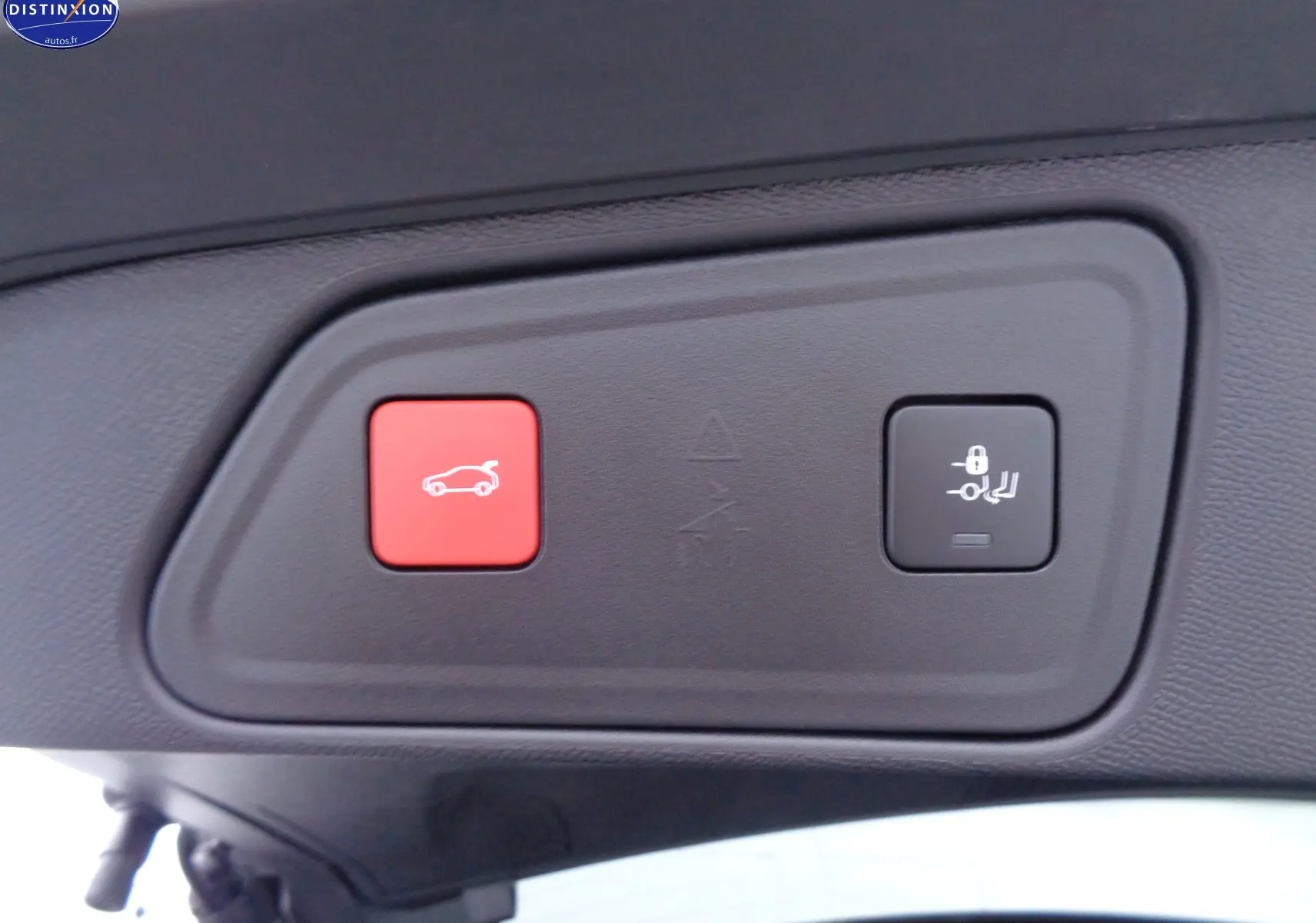 Gros plan sur les boutons de commande du hayon électrique d'un Peugeot 3008 noir métal 2023.