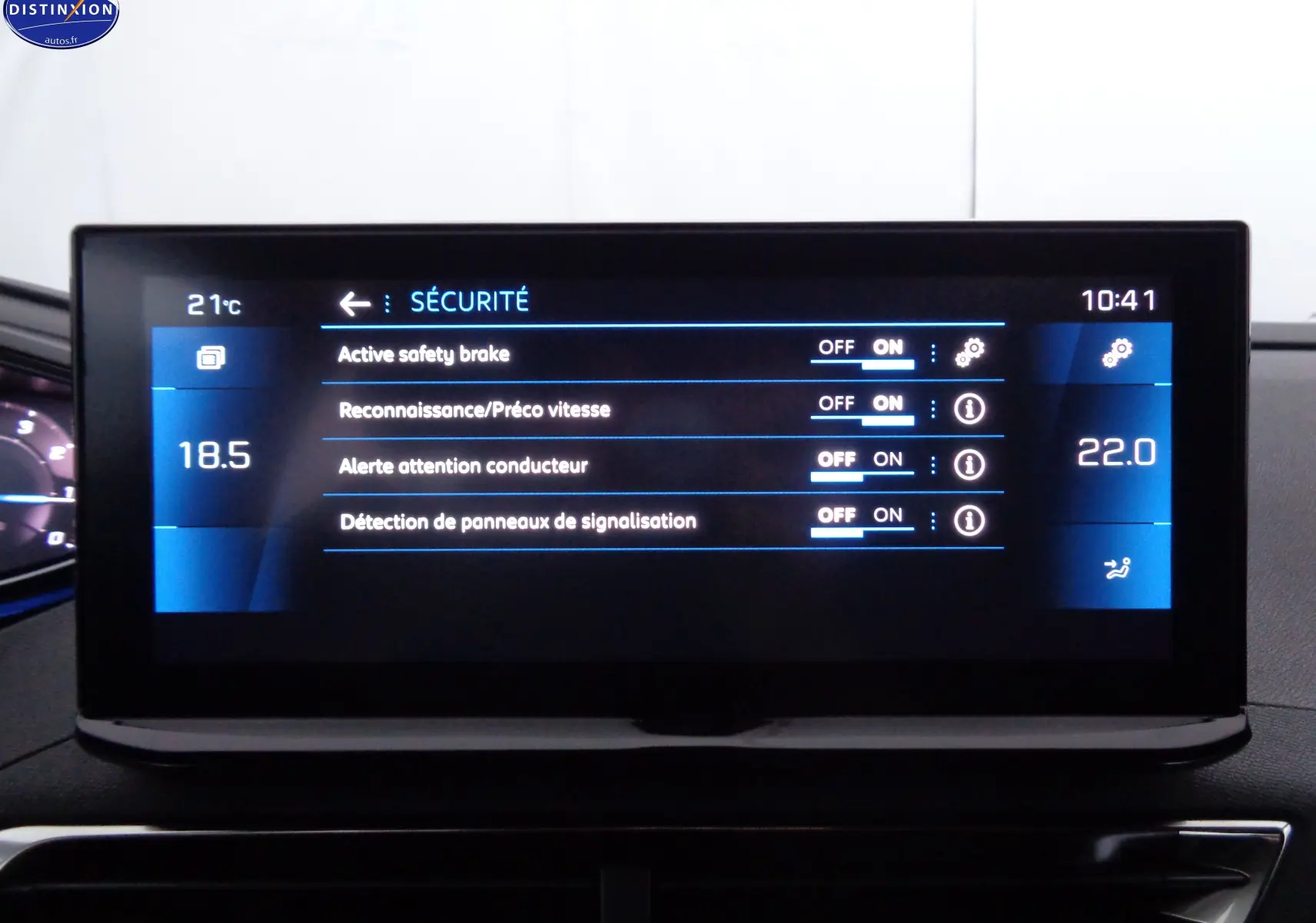 Écran central du Peugeot 3008 noir métal 2023 affichant les réglages de sécurité et température intérieure.