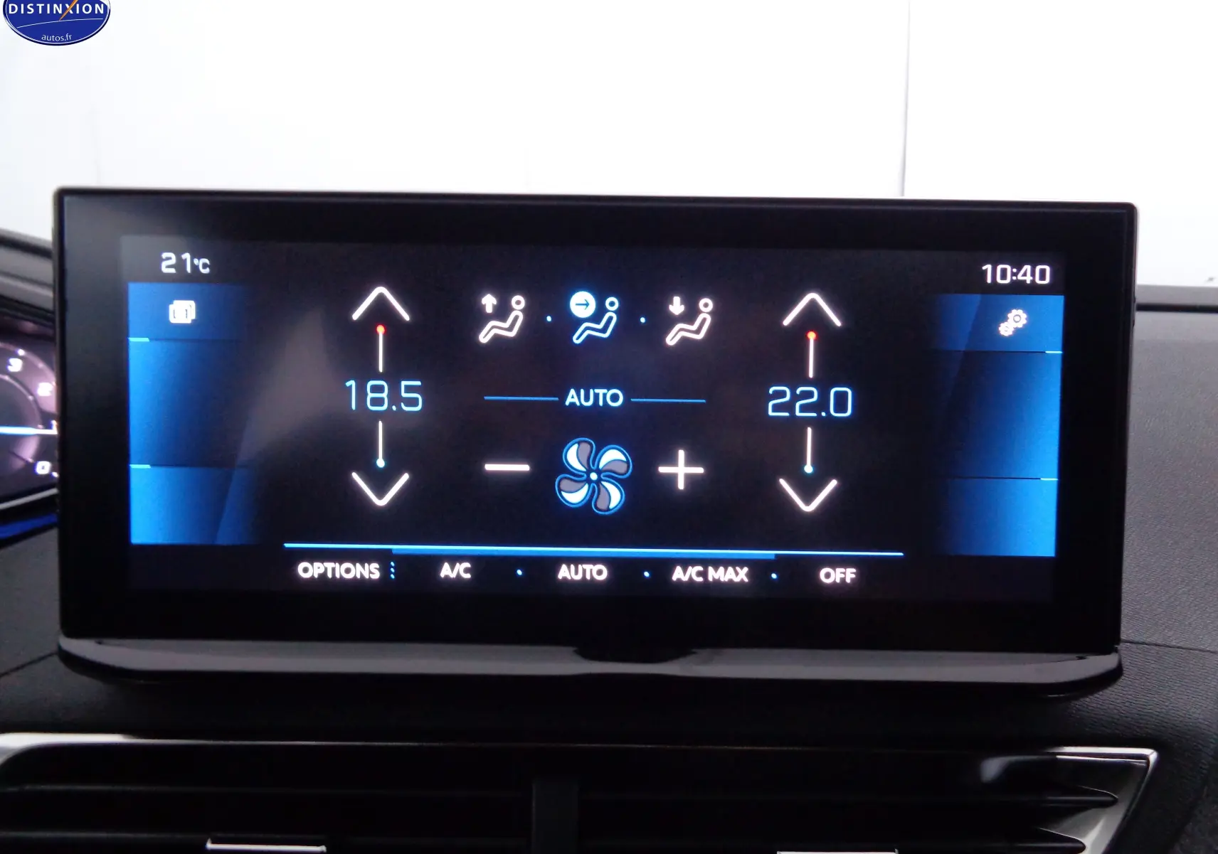 Écran tactile du système de climatisation automatique du Peugeot 3008 noir métal, affichant les réglages de température et ventilation.