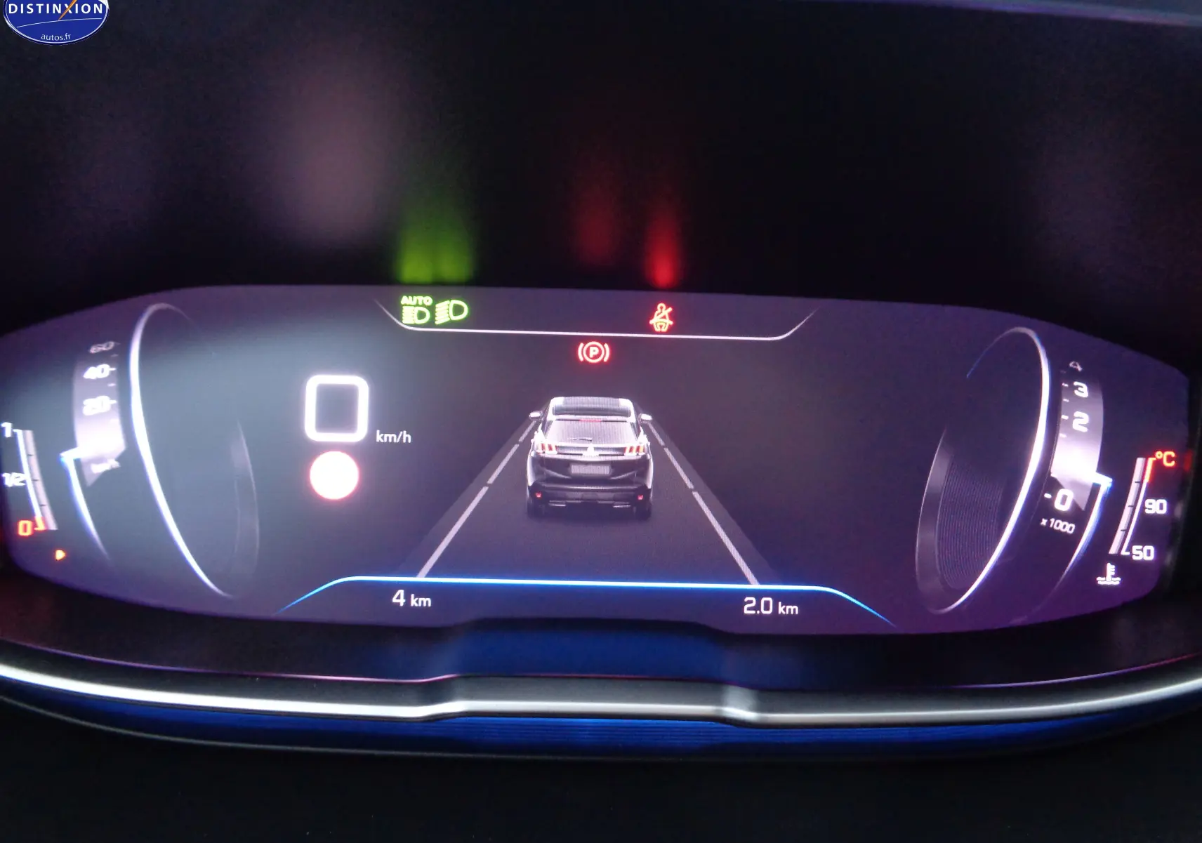 Tableau de bord numérique du Peugeot 3008 2023 affichant la vitesse à 0 km/h et une voiture en vue arrière centrale.