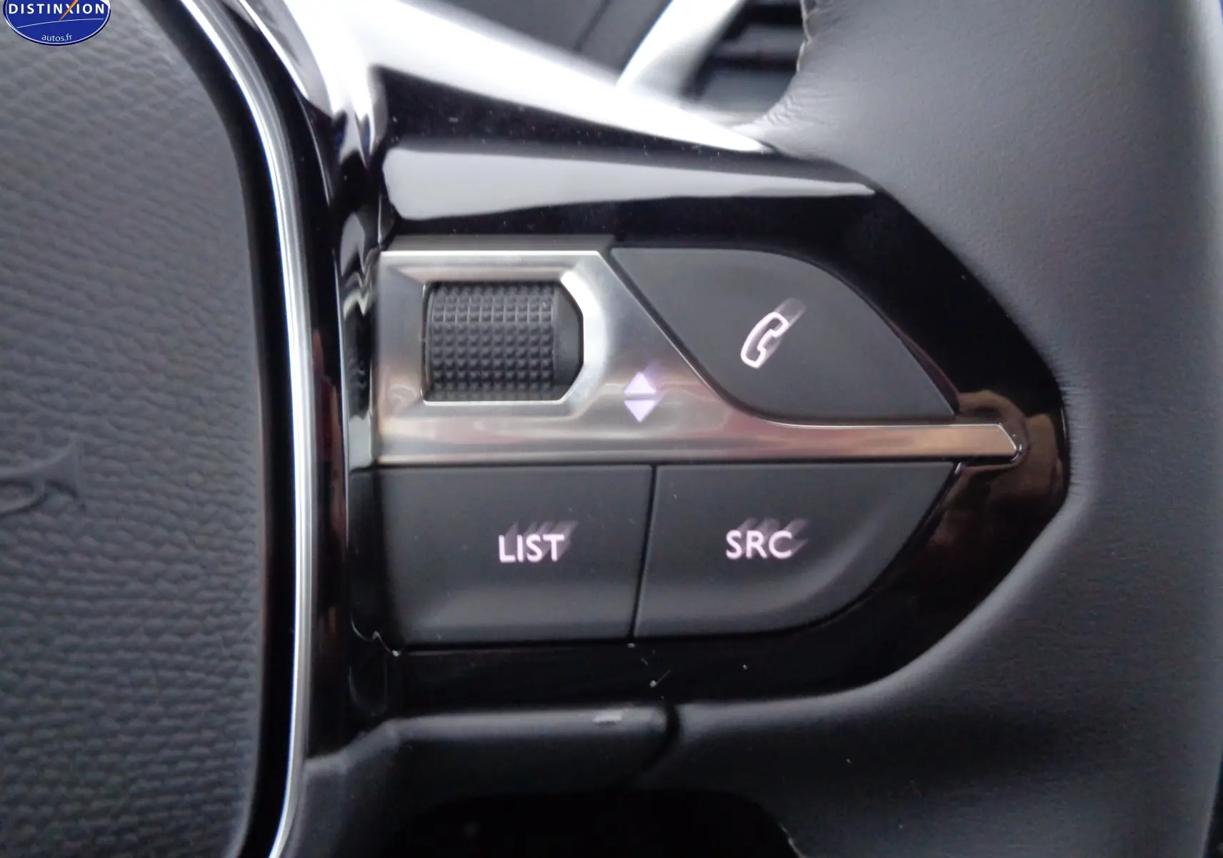 Gros plan sur les commandes gauche du volant noir du Peugeot 3008 2023, boutons appel et réglages audio.