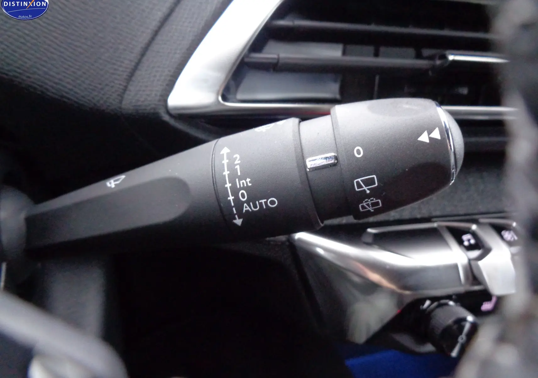 Gros plan sur la commande d’essuie-glace noire du Peugeot 3008 2023, avec détails des réglages visibles.