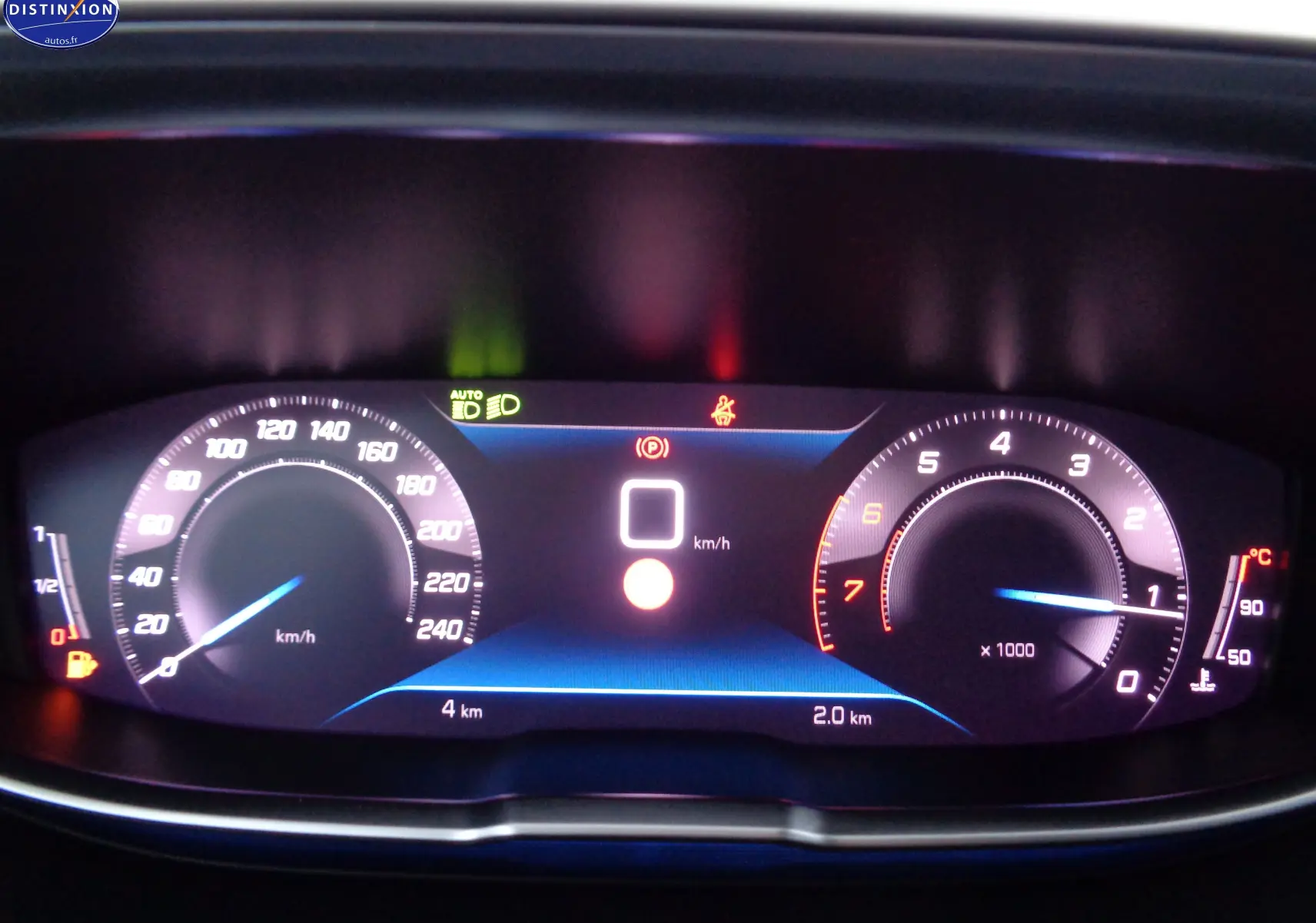 Tableau de bord numérique du Peugeot 3008 noir métal 2023, affichant vitesse, régime moteur et alertes.