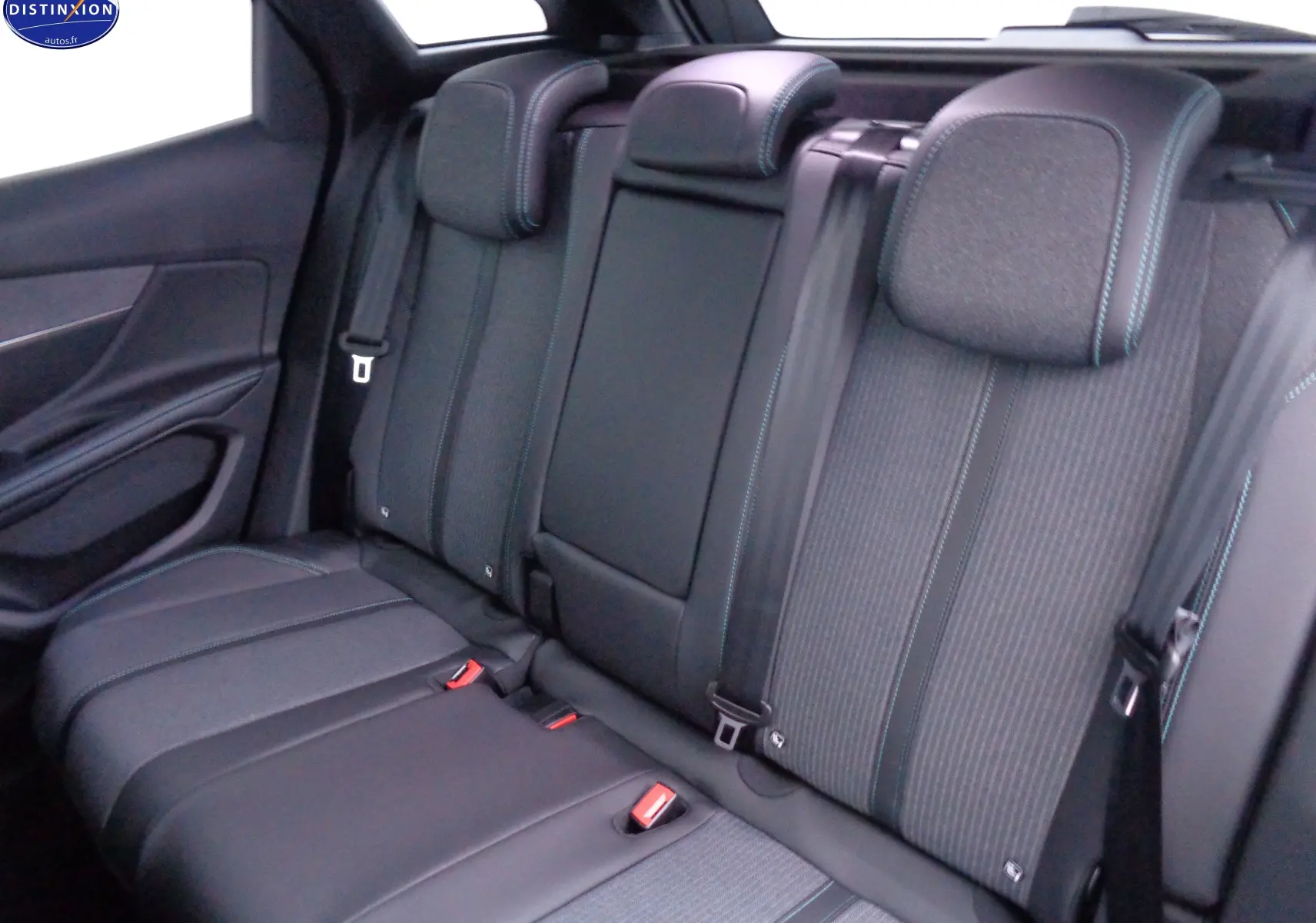 Vue intérieure arrière des sièges noirs avec surpiqûres bleues du Peugeot 3008 2023 finition Allure Pack.
