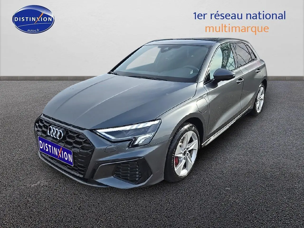 Audi A3 Sportback gris Daytona vue 3/4 avant droit avec jantes 5 branches et calandre noire hexagonale.