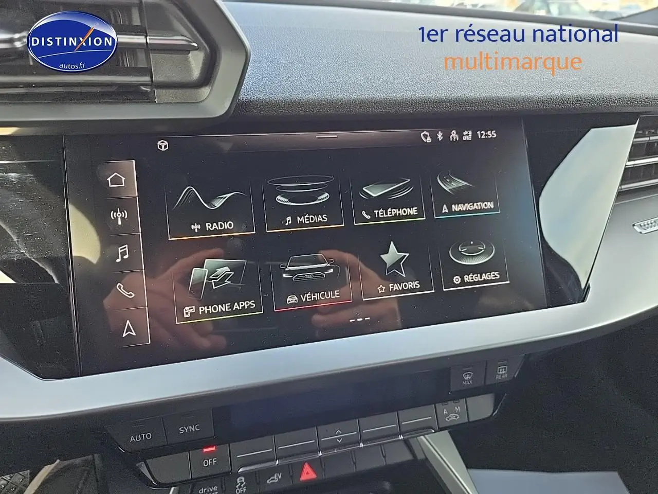 Écran tactile central de l'Audi A3 Sportback 2024 gris Daytona, avec interface multimédia et commandes climatisation visibles.