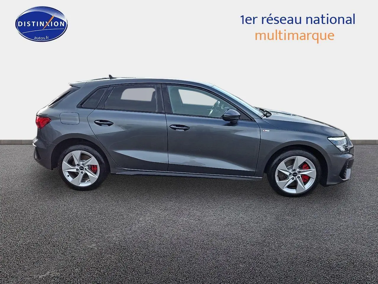 Profil droit d'une Audi A3 Sportback 45 TFSI e 245 S line gris Daytona avec jantes 17 pouces et étriers rouges.