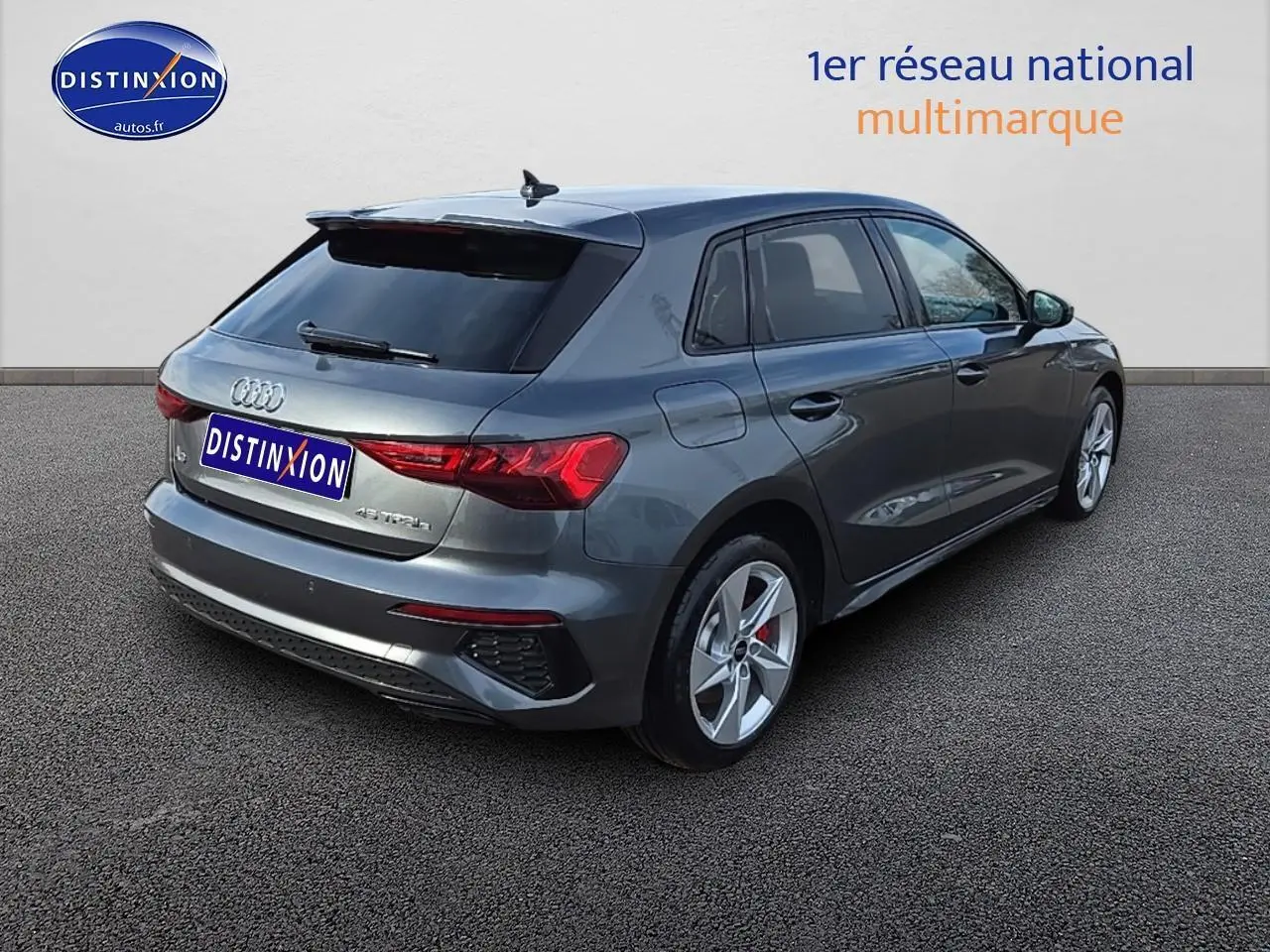 Audi A3 Sportback gris Daytona vue 3/4 arrière droit avec jantes alliage 17 pouces et feux LED arrière.