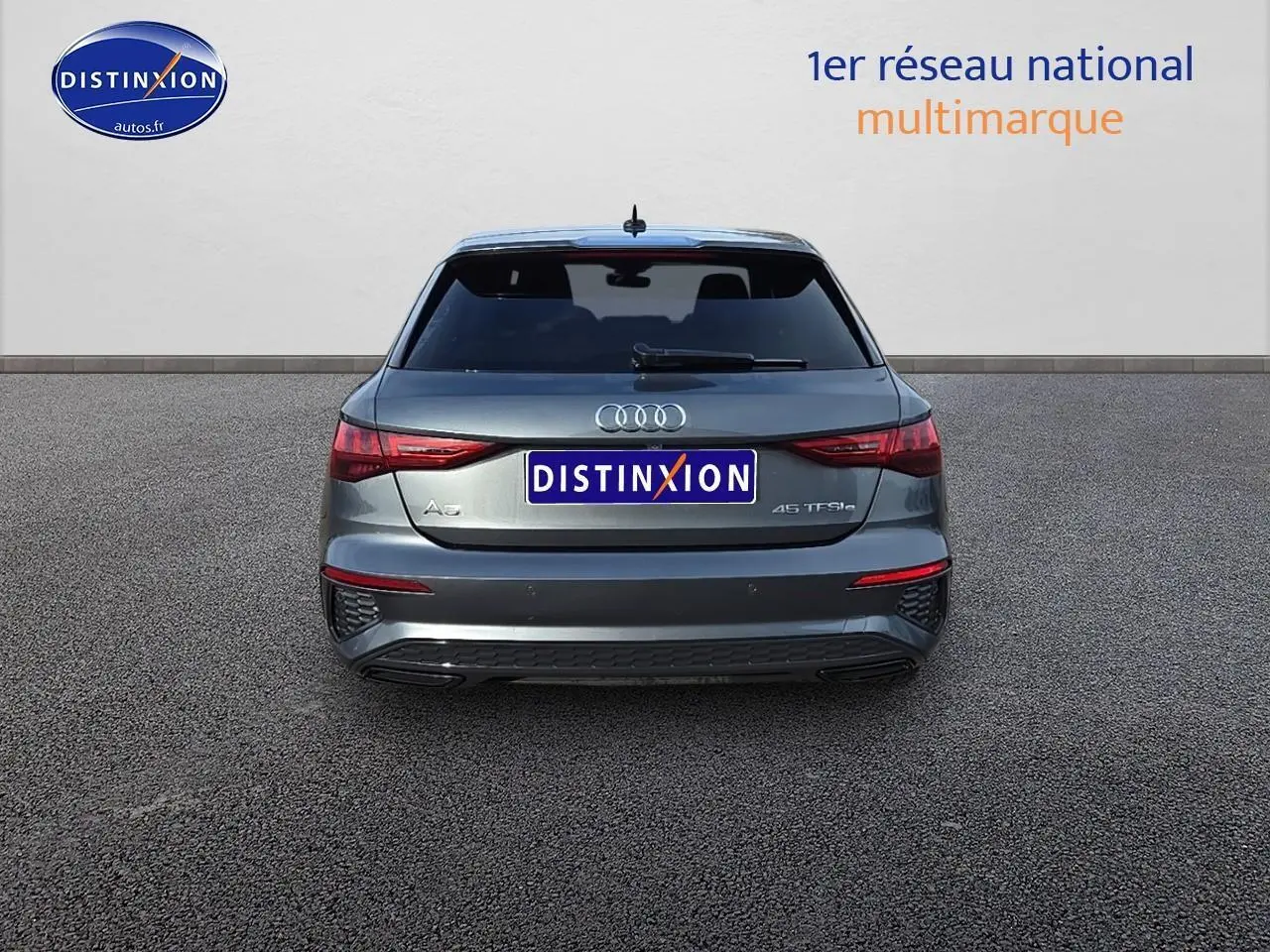 Vue arrière d'une Audi A3 Sportback 45 TFSIe gris Daytona avec feux LED et double sortie d'échappement intégrée.