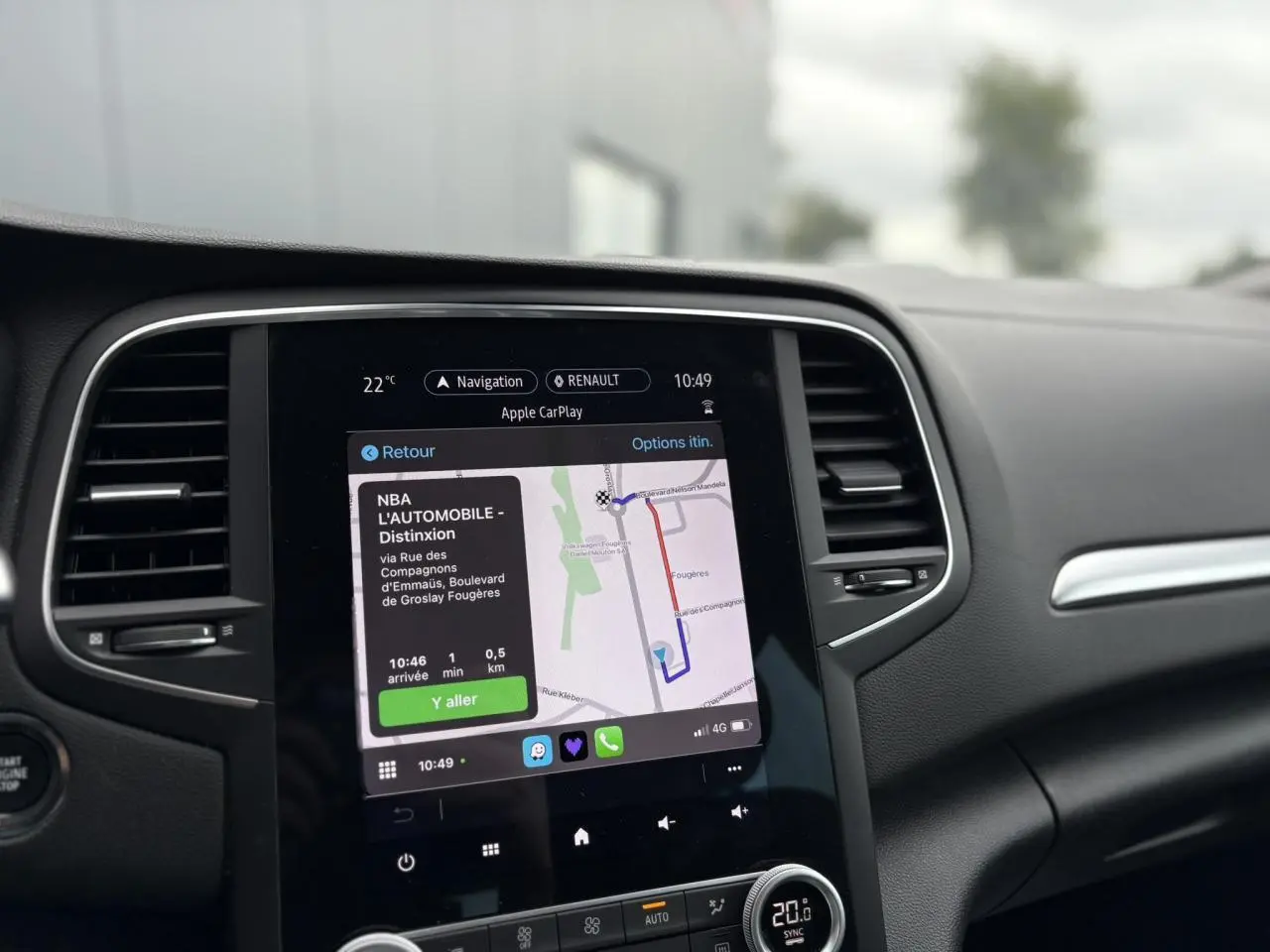 Vue rapprochée de l’écran tactile 9,3" du GPS EasyLink dans le tableau de bord de la Renault Mégane Break gris Highland.