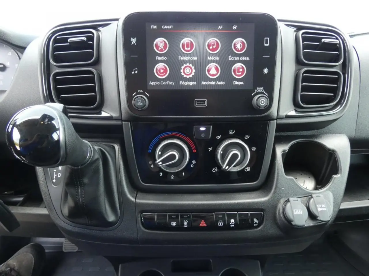 Vue rapprochée du tableau de bord du Citroën Jumper 2025 avec écran tactile 7 pouces et commandes de climatisation.