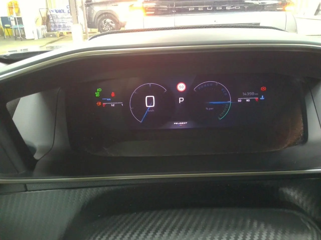 Tableau de bord numérique du Peugeot 2008 gris sélénium, affichant la vitesse à 0 km/h et divers indicateurs.