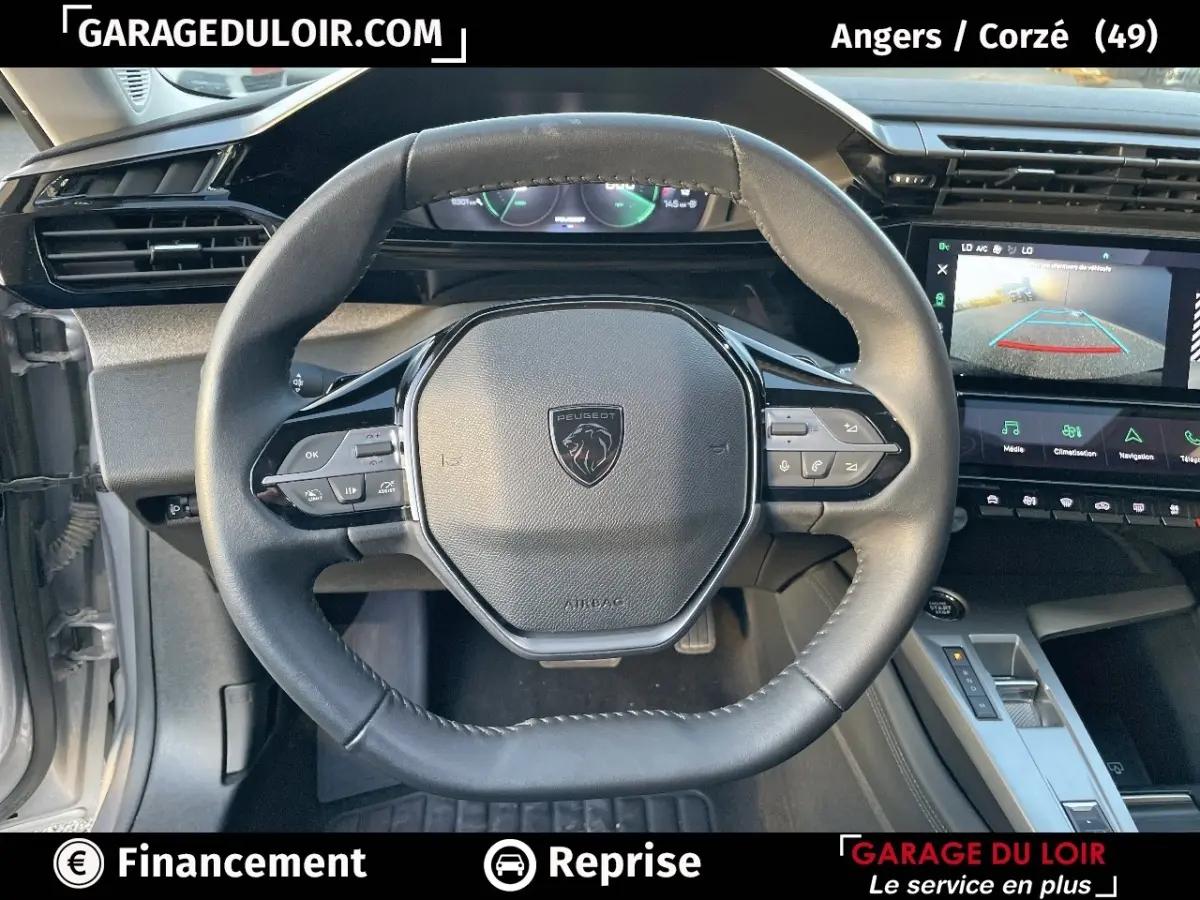 Vue rapprochée du volant cuir noir et du tableau de bord digital d'une Peugeot 308 1.5 BlueHDi 130 Auto8 Allure gris foncé 2024.