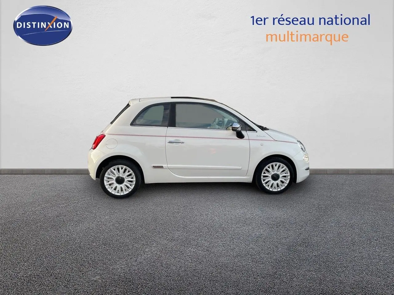 Profil droit d'une FIAT 500 blanche 2022 en version 1.0 HYBRID 70CH DOLCEVITA, compacte et élégante.
