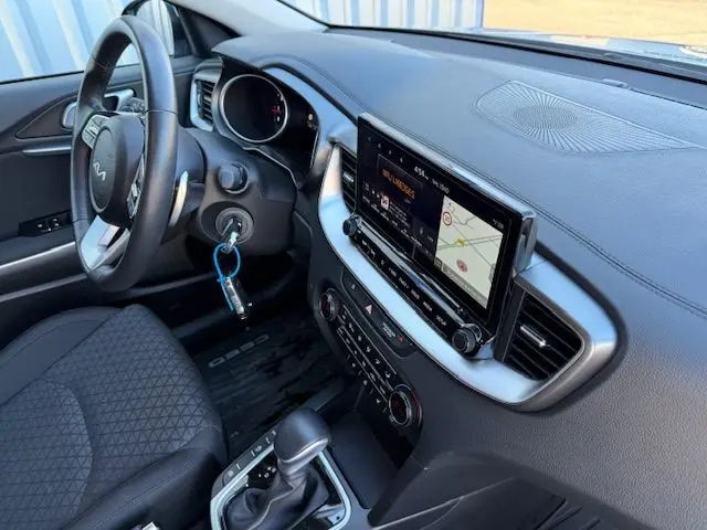 Intérieur côté conducteur du Kia CEE'D 2024 avec tableau de bord noir, écran tactile et volant multifonction.