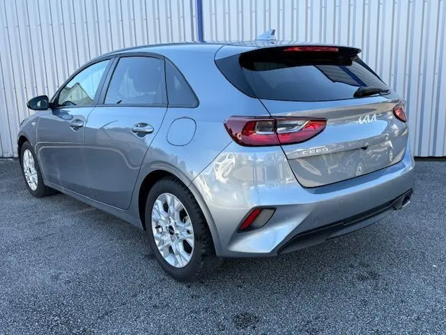 Vue 3/4 arrière côté gauche d'une KIA CEE'D argent lunaire 2024 avec feux LED et jantes alliage.