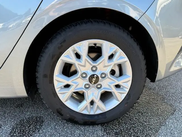 Gros plan sur la roue avant gauche argentée d'une KIA CEE'D 2024 avec jante à motif géométrique distinctif.