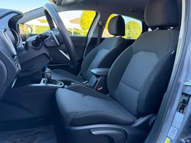 Vue intérieure côté conducteur de la Kia CEE'D 2024 argent lunaire, sièges avant en tissu avec motifs géométriques.