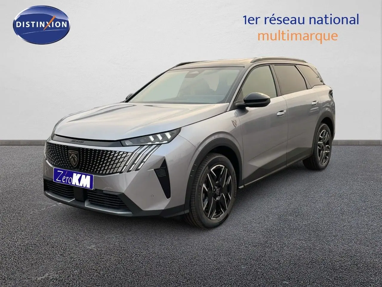 Peugeot 5008 Hybrid 136ch GT gris Artense métal avec toit noir, vue 3/4 avant droit sur fond neutre.
