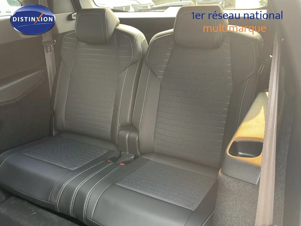 Vue rapprochée des sièges arrière en cuir noir du Peugeot 5008 HYBRID 136CH GT 2025, ambiance intérieure soignée.