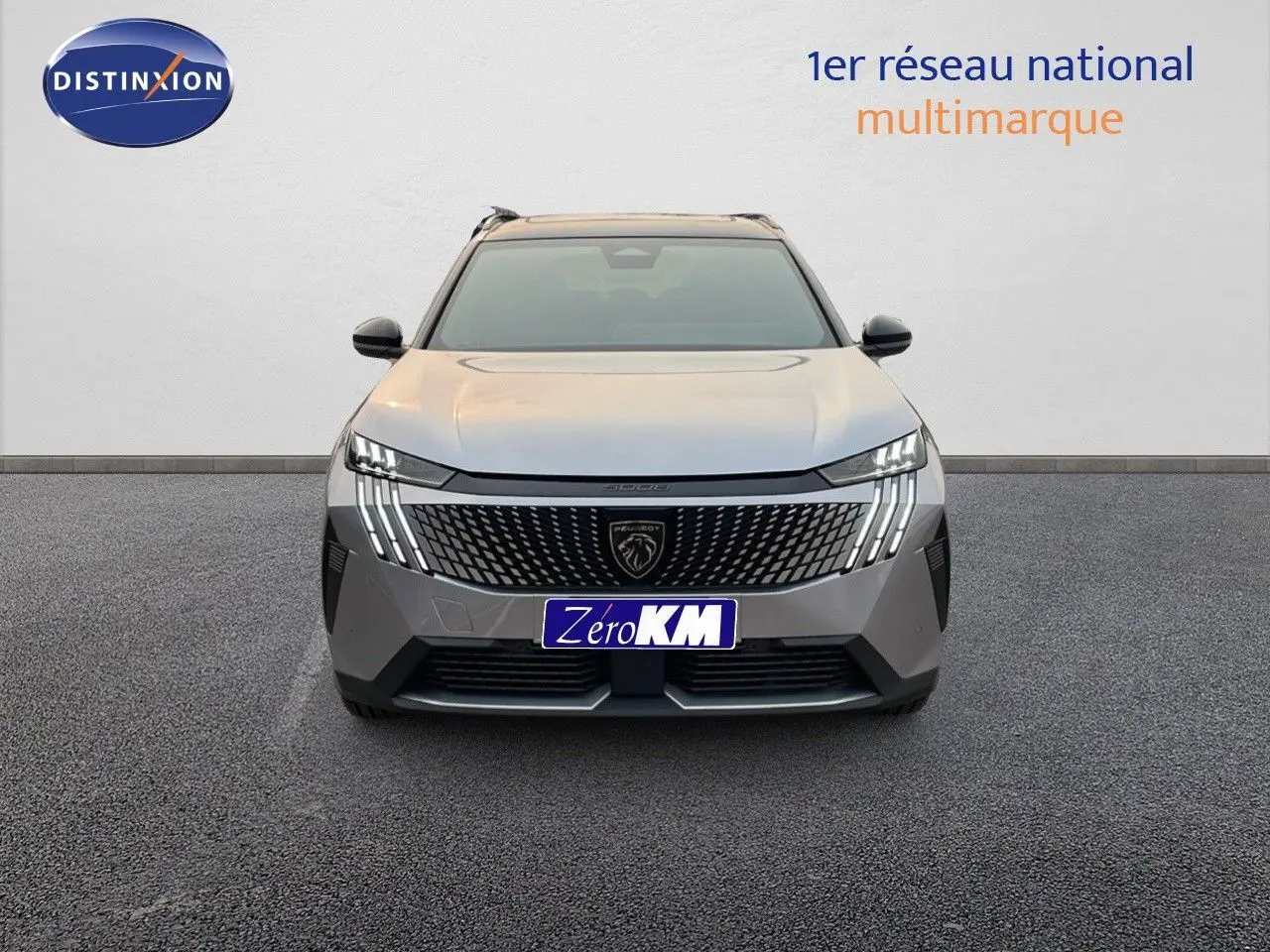 Vue frontale du Peugeot 5008 Hybrid 136ch GT gris Artense métal avec toit noir, mettant en valeur sa calandre distinctive et ses feux LED.