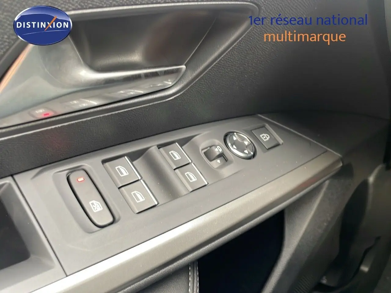 Gros plan sur les commandes de lève-vitres et rétroviseurs côté conducteur du Peugeot 5008 gris avec intérieur noir.