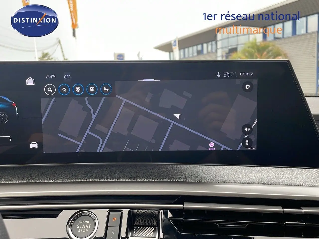 Vue intérieure du tableau de bord du Peugeot 5008 gris, avec écran tactile affichant la navigation GPS.