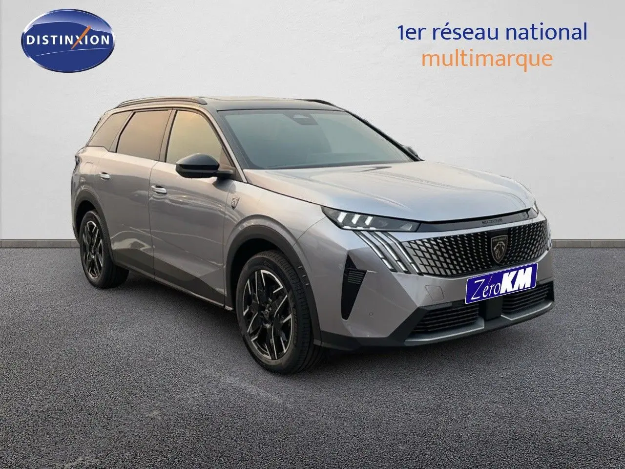 Peugeot 5008 hybride gris Artense avec toit noir, vue 3/4 avant mettant en valeur sa calandre distinctive et ses jantes noires.