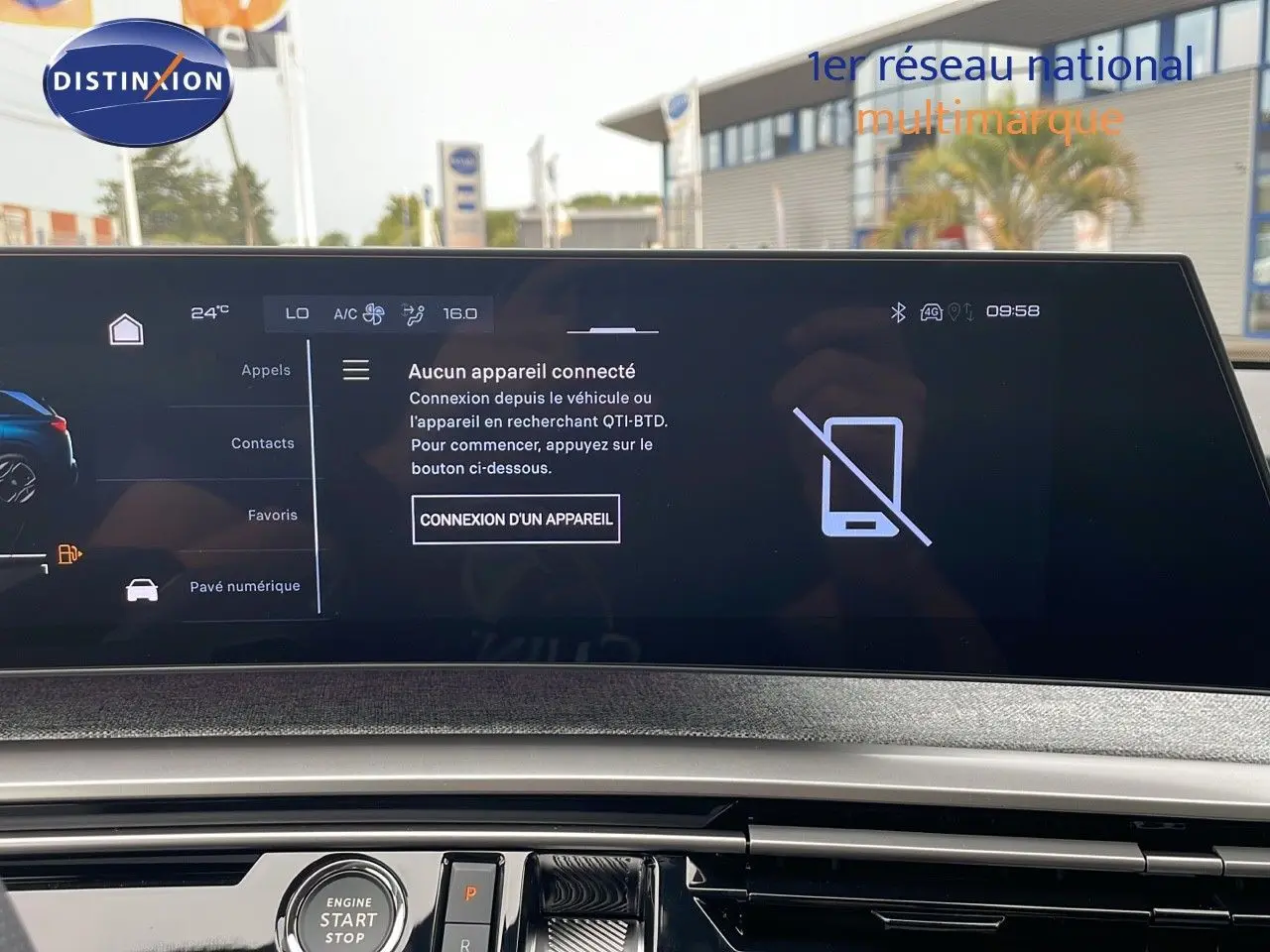 Écran tactile central du Peugeot 5008 Hybrid 136ch GT 2025 affichant la connexion Bluetooth inactive.