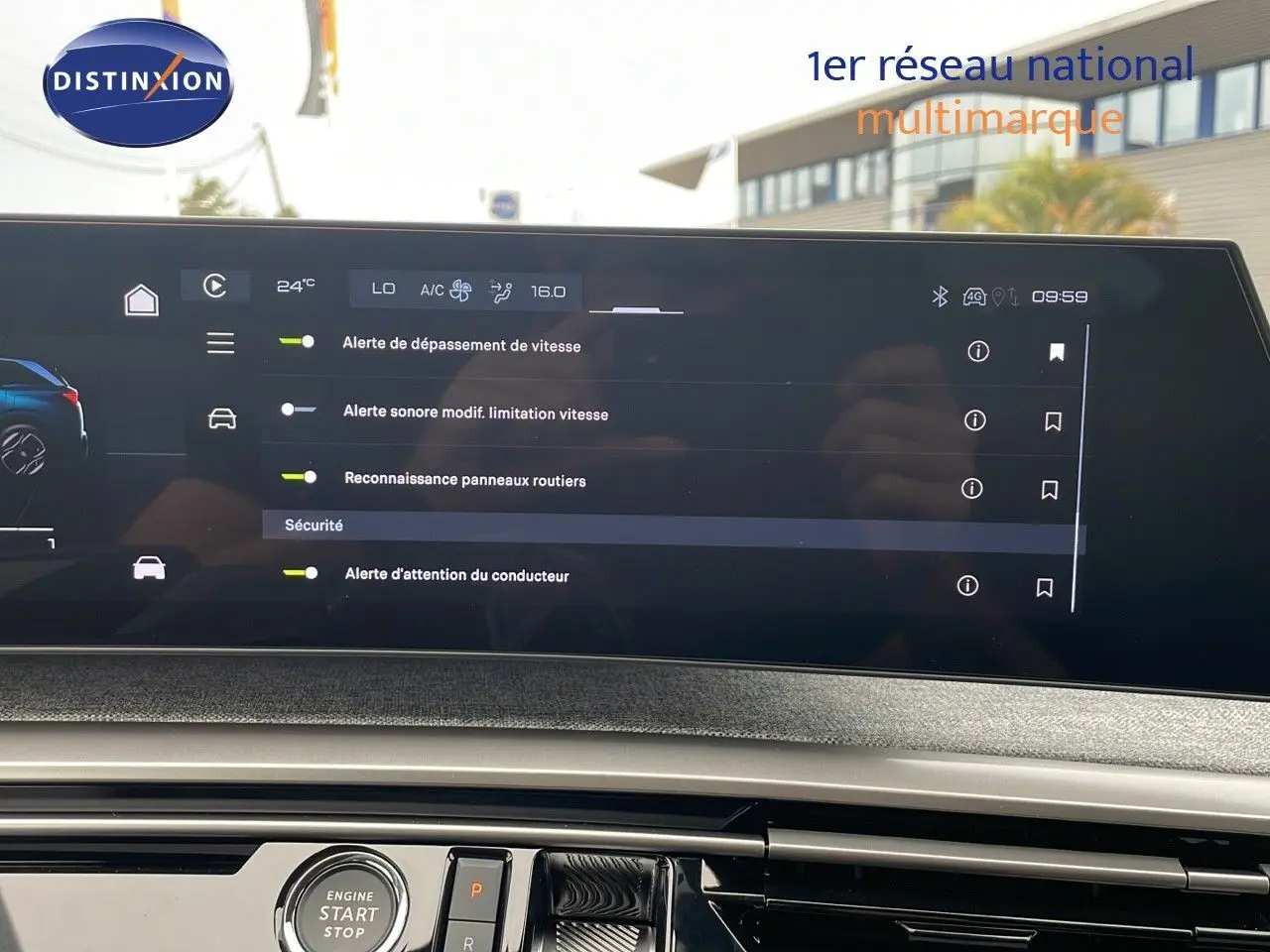 Écran tactile du tableau de bord du Peugeot 5008 Hybrid gris artense, affichant les alertes de sécurité conducteur.
