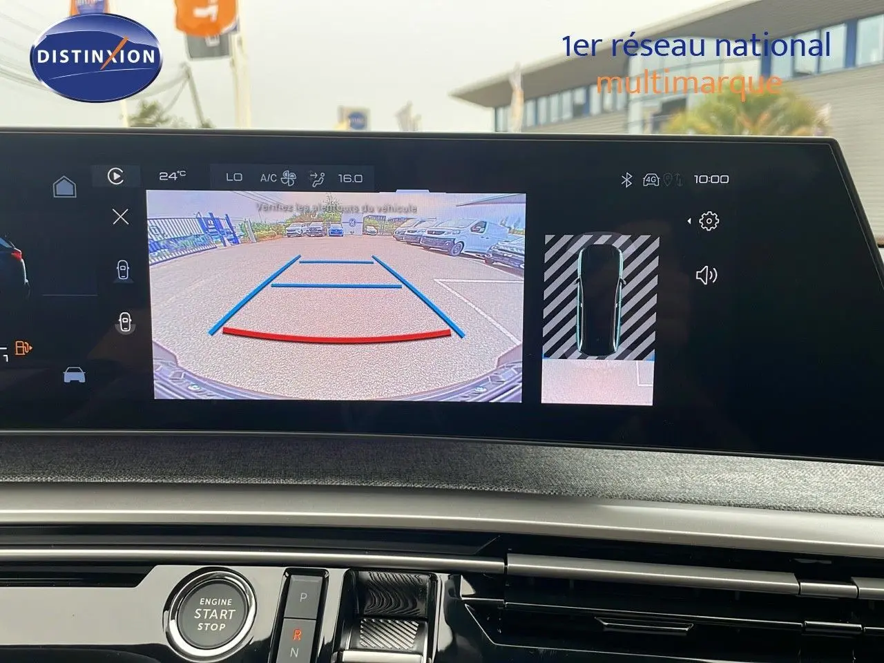 Écran tactile du tableau de bord du Peugeot 5008 Hybrid gris, affichant la caméra de recul en vue arrière.