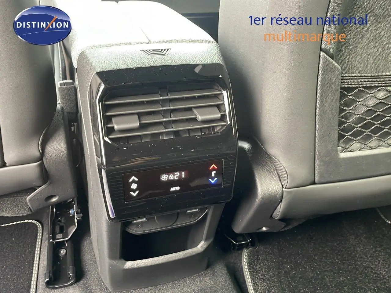 Vue rapprochée de la console arrière du Peugeot 5008 gris Artense, avec commandes de climatisation tactile et aérateurs.