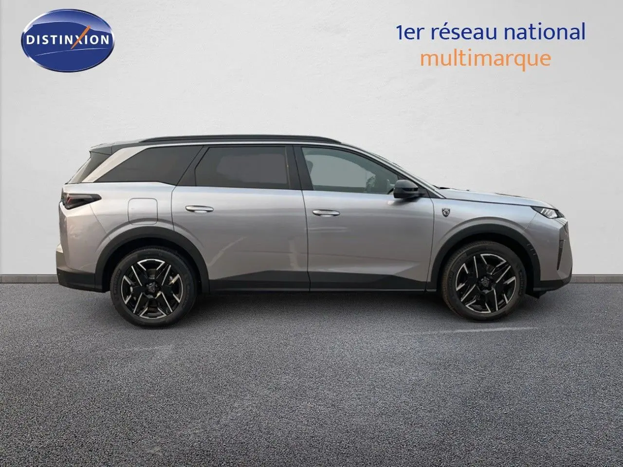 Profil droit du Peugeot 5008 HYBRID gris Artense métal avec toit noir et jantes noires biton, version 2025 GT hybride essence.