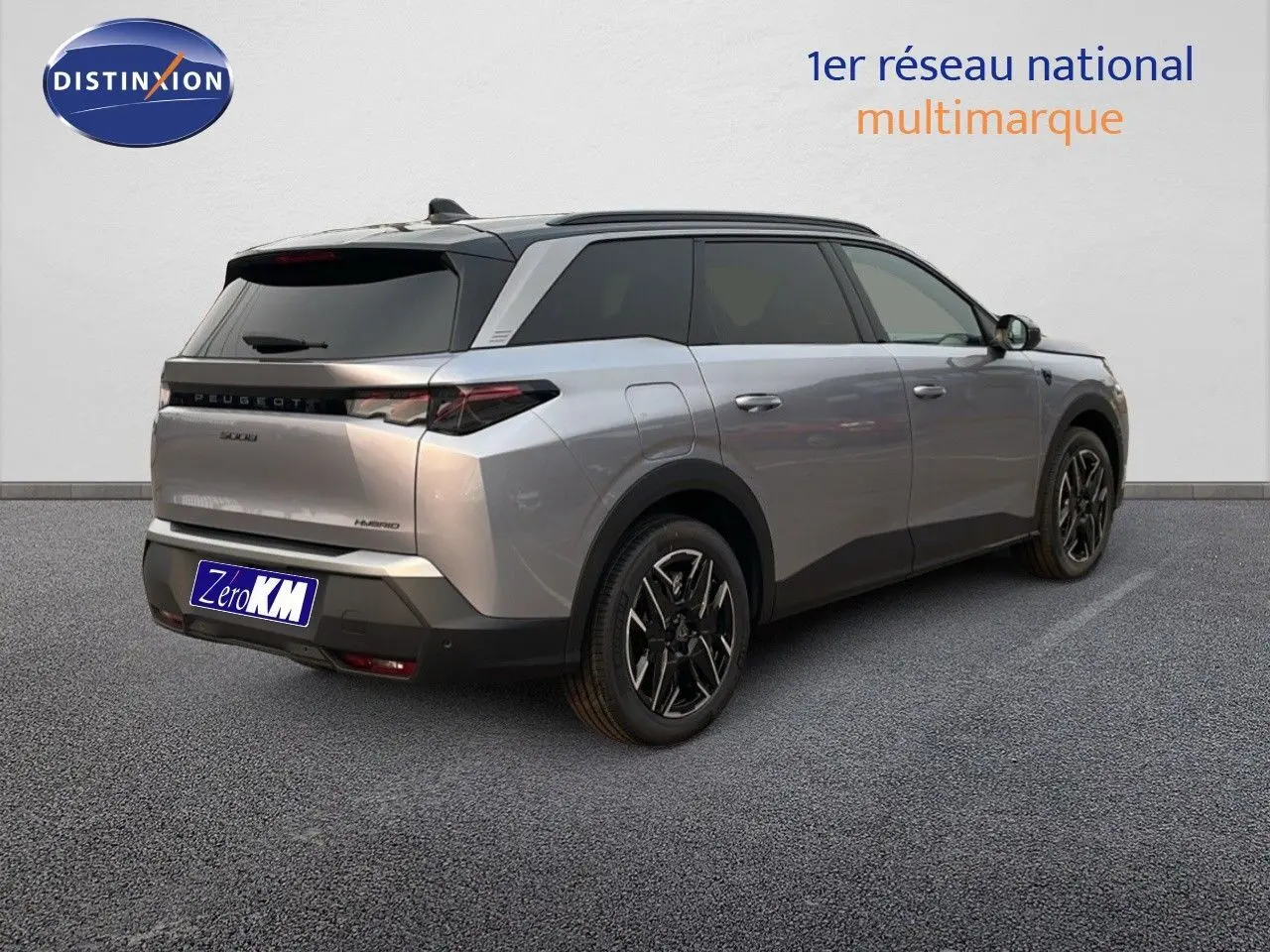 Peugeot 5008 hybride gris Artense avec toit noir, vue 3/4 arrière côté droit, jantes noires distinctives.