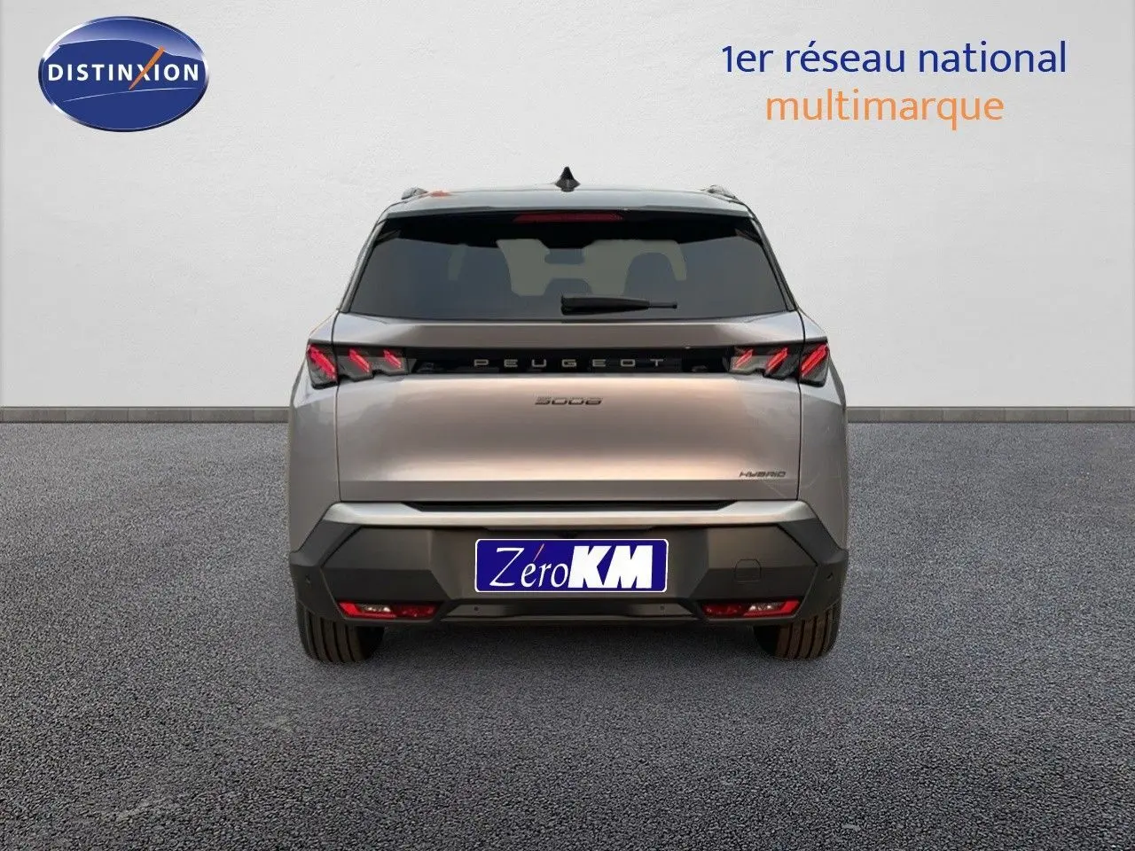 Vue arrière du Peugeot 5008 Hybrid gris Artense métal avec toit noir, mettant en valeur ses feux LED distinctifs.