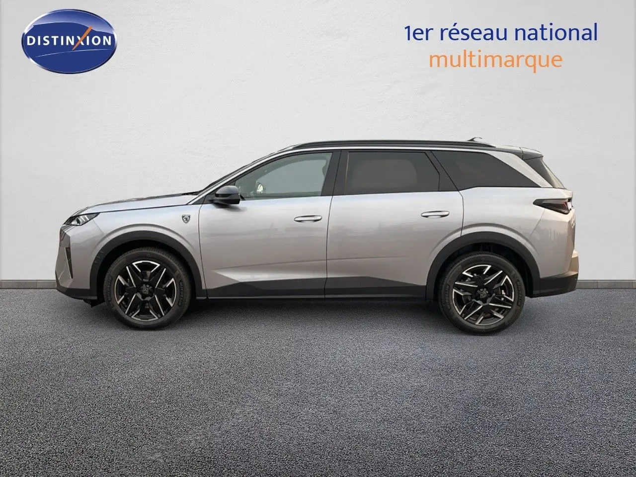 Peugeot 5008 Hybrid 136ch GT gris Artense métal avec toit noir, vue de profil côté gauche sur fond clair.