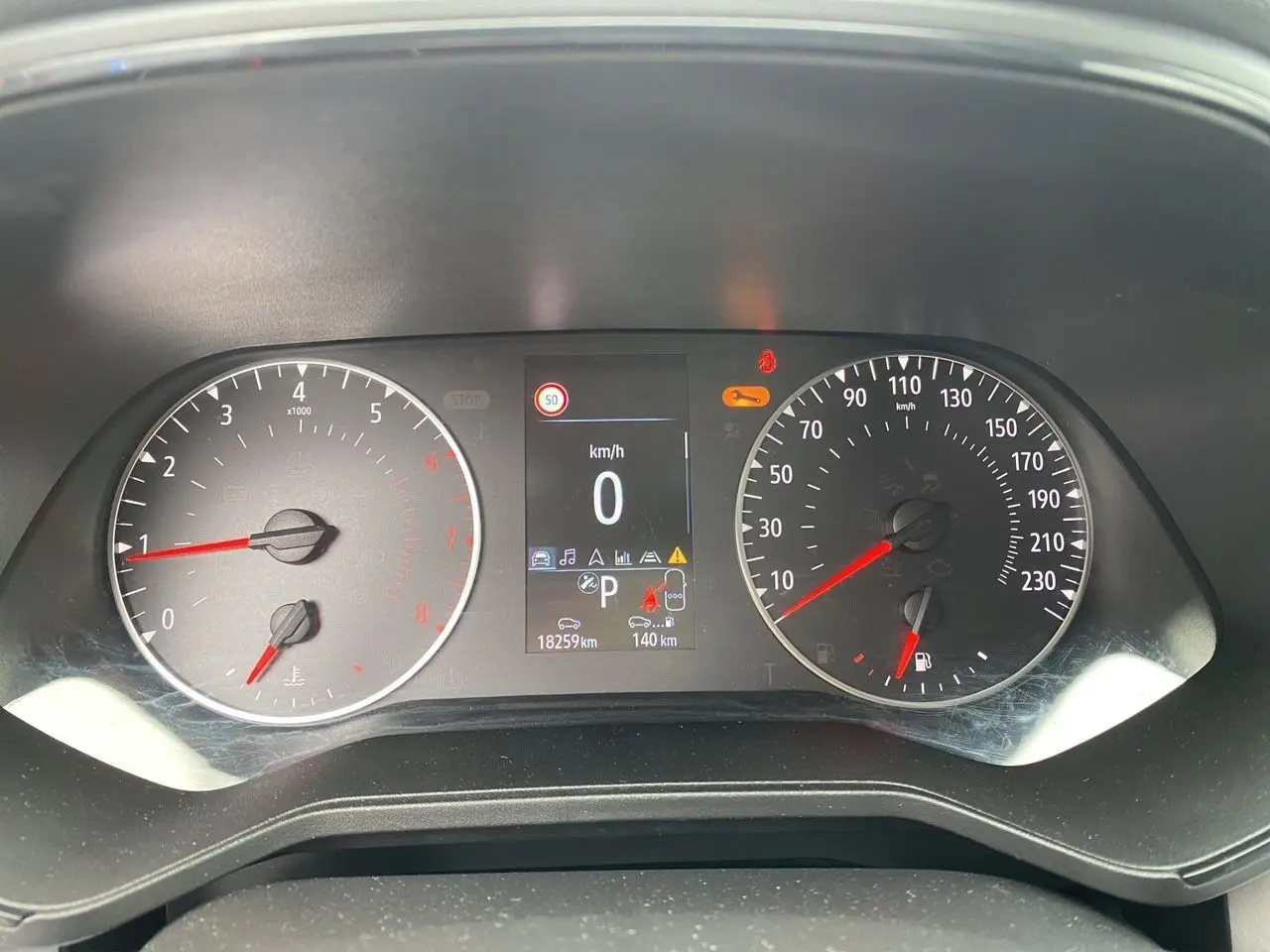 Tableau de bord de Renault Clio V gris Highland, affichant compte-tours, vitesse à zéro et jauge carburant.