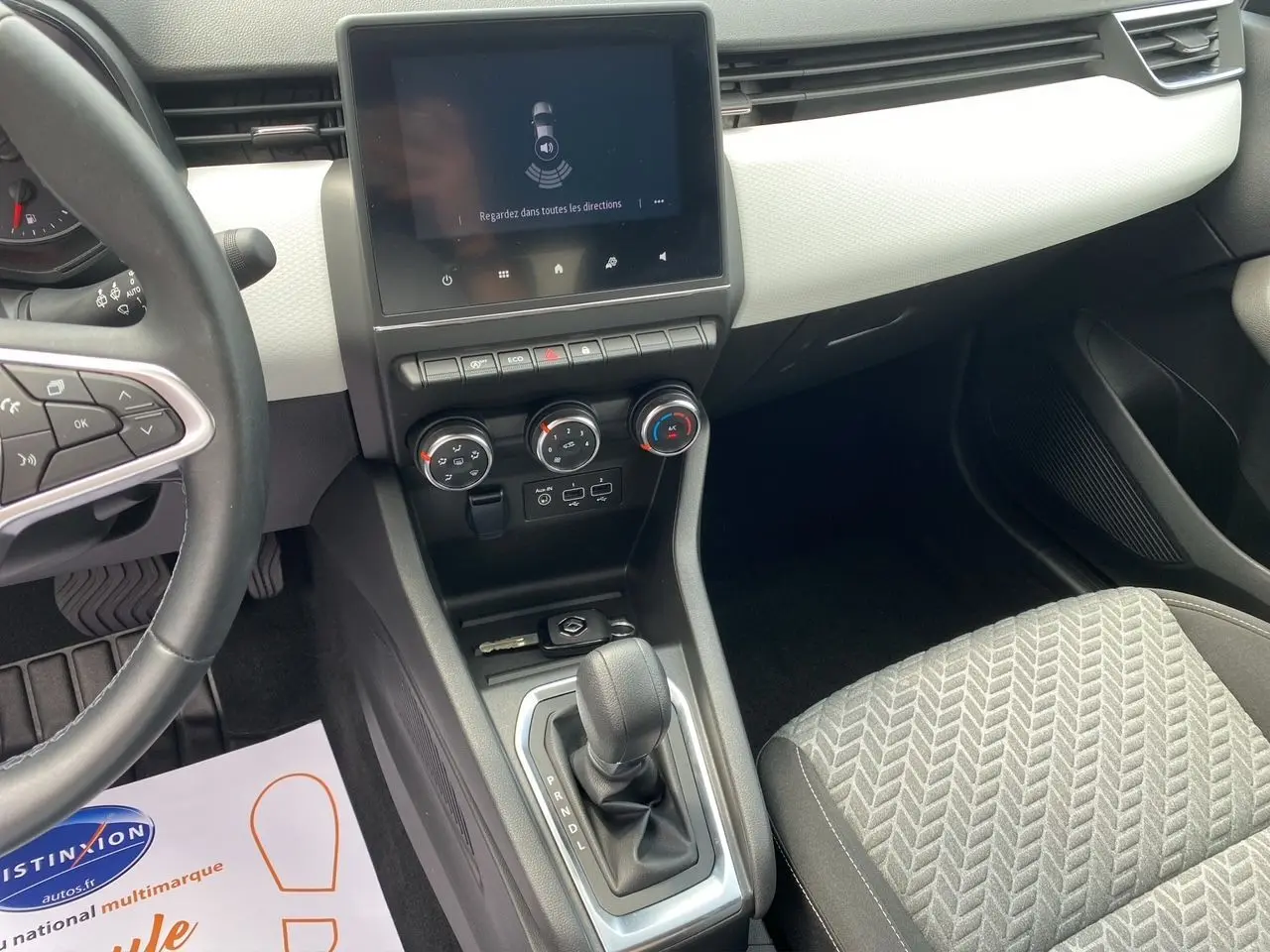 Intérieur Renault Clio V TCE 90 Evolution X-Tronic 2023, vue centrale sur console, volant et sièges tissu noir.